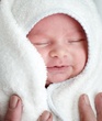 bebê embrulhado em toalha