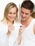 casal com teste de gravidez