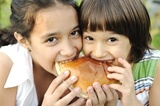 crianças a comer hamburger