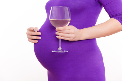 grávida com um copo de vinho