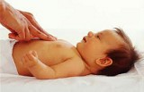massagem na barriga do bebê