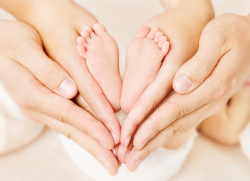 mãos de bebê e dos pais