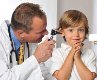 Pediatra examinando ouvidos de criança