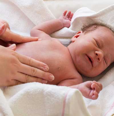 bebê recém nascido após banho