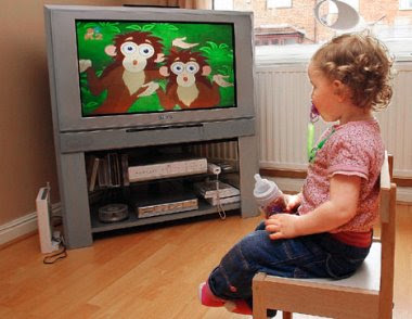 criança em frente à televisão