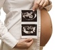 grávida com imagens da ecografia