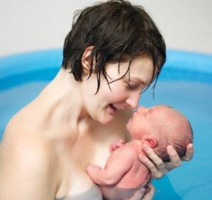 Mãe e filho recém-nascido por parto na água